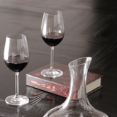 Jogo de taças de vinho tinto com decanter em cristal sobre mesa escura. Ideal para momentos especiais, mesa posta elegante ou adega gourmet. Combine com taças de vidro, bandeja decorativa e acessórios para servir com sofisticação.